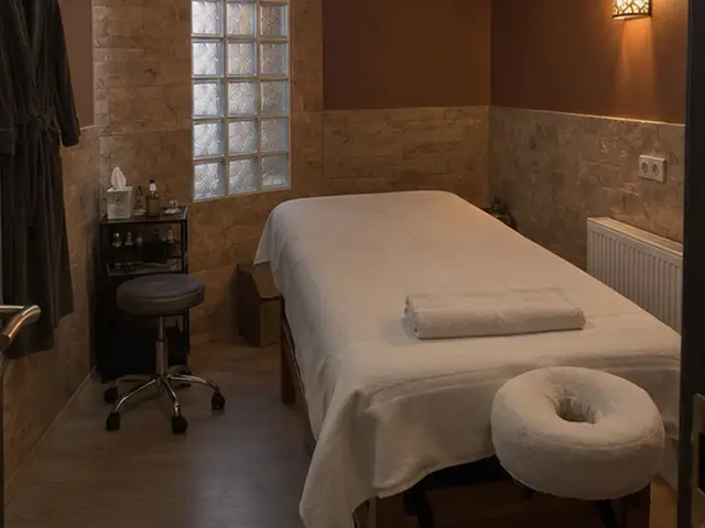 Taş duvarlı odada yüz yastıklı masaj masası — Beykent, Masaj Salonun