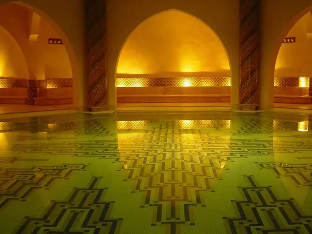 Altın ışıkla aydınlanan kemerli hamam ve mozaik havuz — Beykent, Masaj Salonun